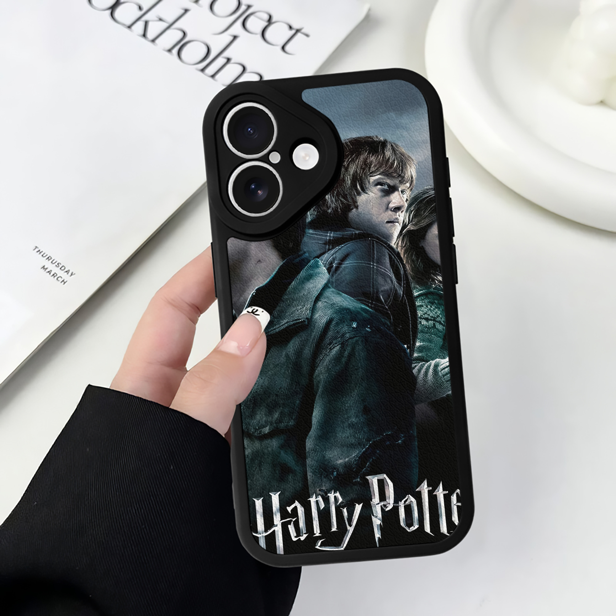 （画像用） Harry Potter ハリー・ポッターシリーズ 【iPhone 16シリーズ対応】シリコンスマホケース（レザー調） 材質：シリコン